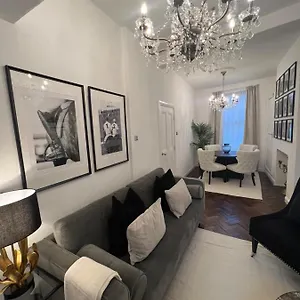https://luxury-belfast-stay-townhouse.belfasthotelsireland.com